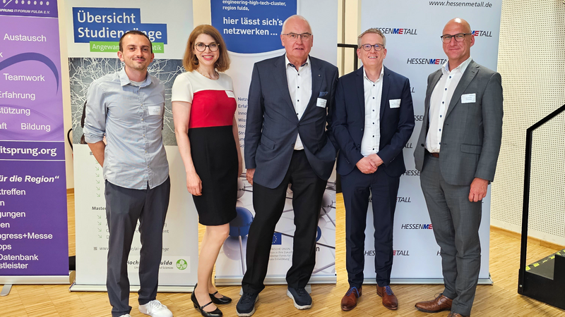 Lukas Lanz, Katja Farfan, Joachim Jungbluth (Geschäftsführer Bezirksgruppe Offenbach und Osthessen), Stefan Katzer (Head of Engineering Center thyssenkrupp Automotive Body Solutions) und Jörg Hermann (von links)