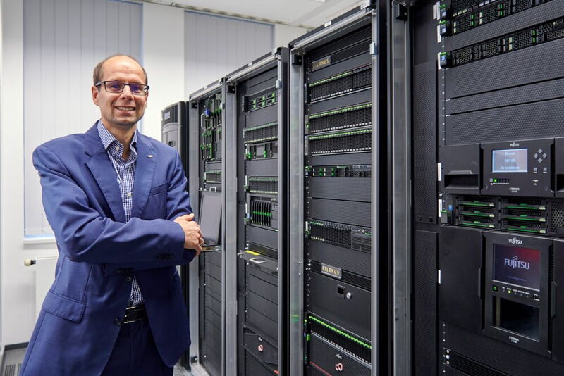 IT-ler aus Leidenschaft: Michael Klahn an einem Computer im Fujitsu-Democenter.