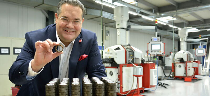 Herr der Ringe: Fabian Maurer zeigt Freiläufe für E-Bikes in der neuen Produktion.