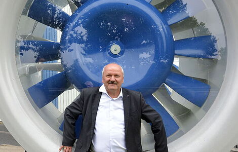 Beeindruckend: Hartmut Brandau am größten Lüftungsventilator von Trox, der direkt am Werktor steht.