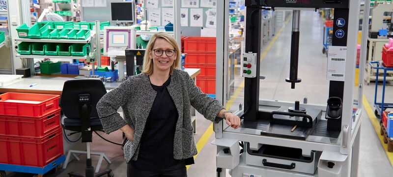 Julia Reichert zeigt eine neue Montagehilfe, mit der man schnell zwei Komponenten zusammenfuegen kann