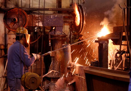 Energieintensiv: Die  Gießerei wird hier weitgehend mit regenerativer  Energie aus Photovoltaik-Anlagen betrieben.