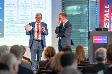 Moderator Manfred Köhler, Ressortleiter der F.A.Z. Rhein-Main-Zeitung neben Prof. Dr. Michael Hüther, Direktor des Instituts der deutschen Wirtschaft Köln (Foto: Julia Reisinger)