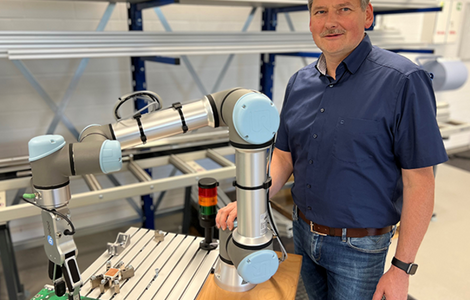 Geschäftsführer Jürgen Giesler an einem Leichtbau-Roboter: "Mit einem kollaborierenden Roboterarm kann man so gut wie alles automatisieren. Vom Kleben und Montieren bis zu Pick & Place kann ein Roboterarm Prozesse im gesamten Produktionsablauf effizienter