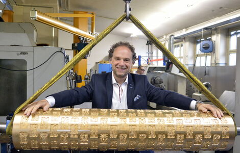 Zeigt stolz eine Gebäckformwalze für Spekulatius: Unternehmer Matthias Drees.