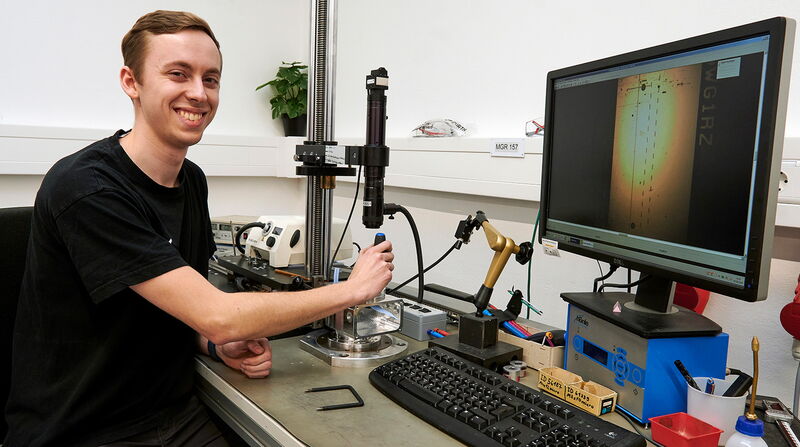 Feintuning: Elektroniker  justiert ein Empfangselement.