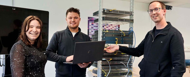 Engagierte Azubis und Ausbildungsleiter