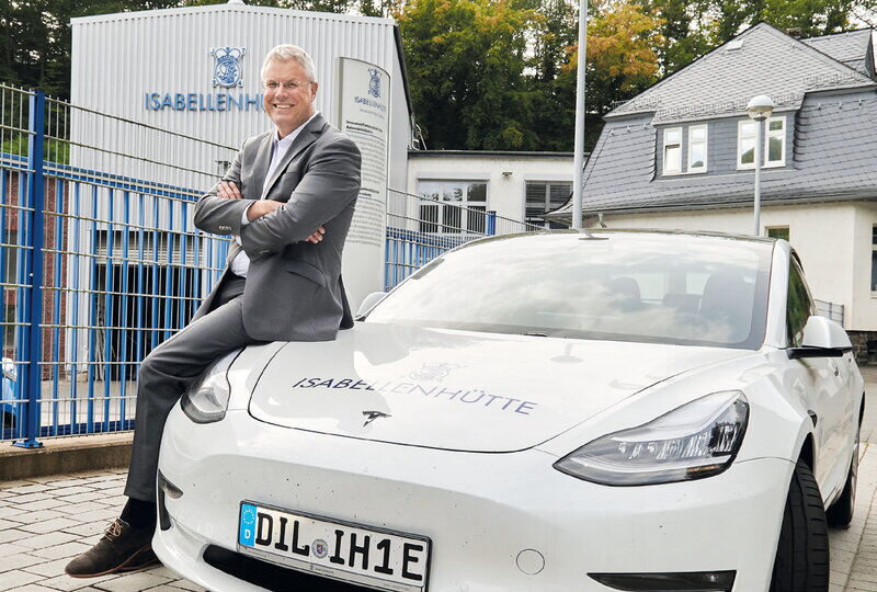 Holger Spiegel, Geschäftsführer der Isabellenhütte Heusler mit einem Tesla