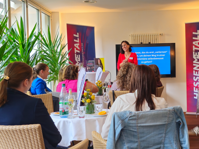 Kathrin Leinweber mit den Teilnehmerinnen im Workshop