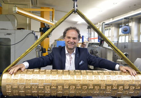 Zeigt stolz eine Gebäckformwalze für Spekulatius: Unternehmer Matthias Drees.