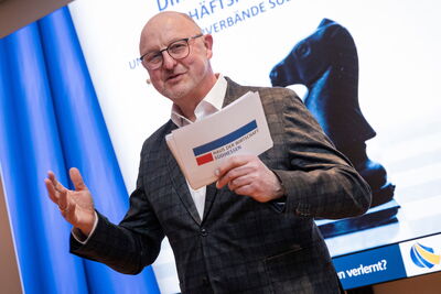 Im Bild: Geschäftsführer Dirk Widuch bei seiner Begrüßung.