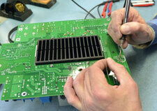 Teil des guten Services: Reparaturarbeiten am Innenleben eines Batterieladegeräts.