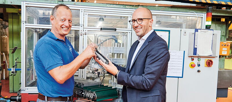 Prduktionsleiter Stefan Mangold und CEO Jan Schmidt (rechts), hier an einer vollautomatischen Drahtfädel-Anlage für die Ringe.