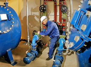 Technik im Verborgenen: Vakuum-Toilettenanlagen in einem großen Sportstadion.