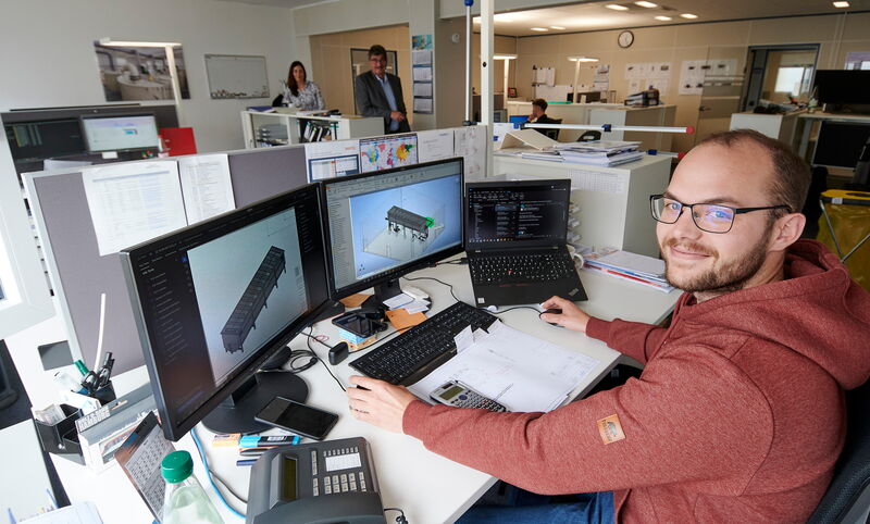 Mitarbeiter von der Firma ALMAWATECH an Bildschirmen