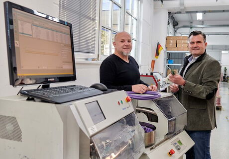 Gut beschäftigt: Ammon im Gespräch mit Fertigungsleiter Frank Drewniok.