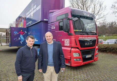 M+E-InfoTruck. v.l.n.r.: Jonas Fidler und Dirk Pollert