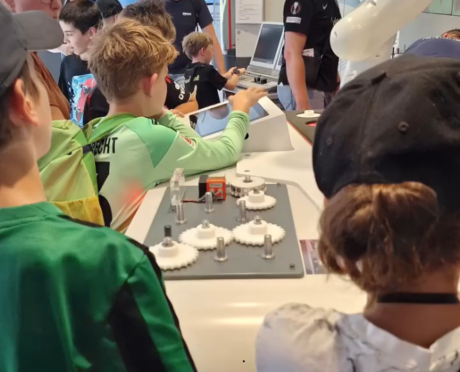M+E-InfoTruck besucht Familientag