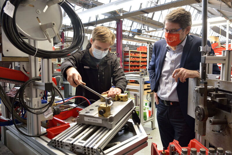 Torsten Müller-Kramp mit Mitarbeiter in der Produktionshalle.