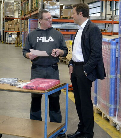 Gut sortiertes Lager: Volker Roßmann im Ge- spräch mit Logistikmitarbeiter Andreas Warner.