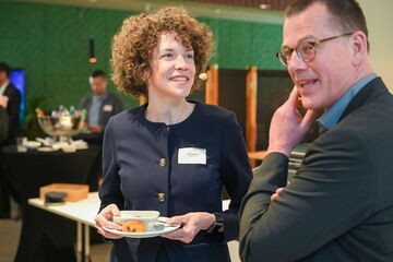 Eva Hanau, Moderatorin des AW-Forums 2026, im Gespräch mit Nikolaus Schade, Leiter Arbeitswissenschaft bei HESSENMETALL
