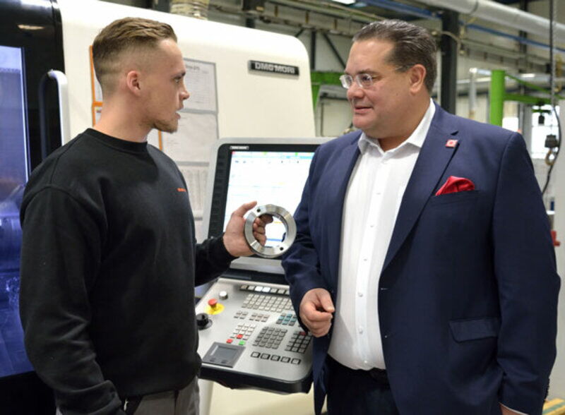 Gedankenaustausch: Fabian Maurer im Gespräch mit Industriemechaniker Nils Dettbarn. Fotos: Scheffler (2)