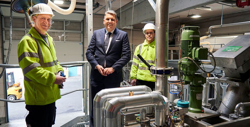 Produzieren Spezialgranulat für hochseetaugliche Kabel: Anlagen-Chef Andreas Heier (links)  und Maschinen- und Anlagenführer Egzno Lladrvci (rechts) im Gespräch mit Axel Ebbecke