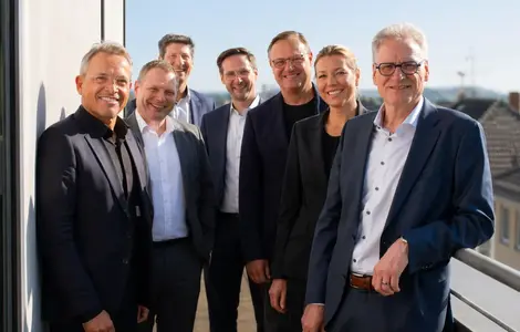 Vorstand und Geschäftsführung von HESSENMETALL Nordhessen, v. l.: Carsten Rahier, Dr. Hans-Friedrich Breithaupt, Christian Söllner, Moritz Bartling, Hauke Schuler, Coralie Zilch, Andreas Brand. Es fehlt: Karsten Stückrath
