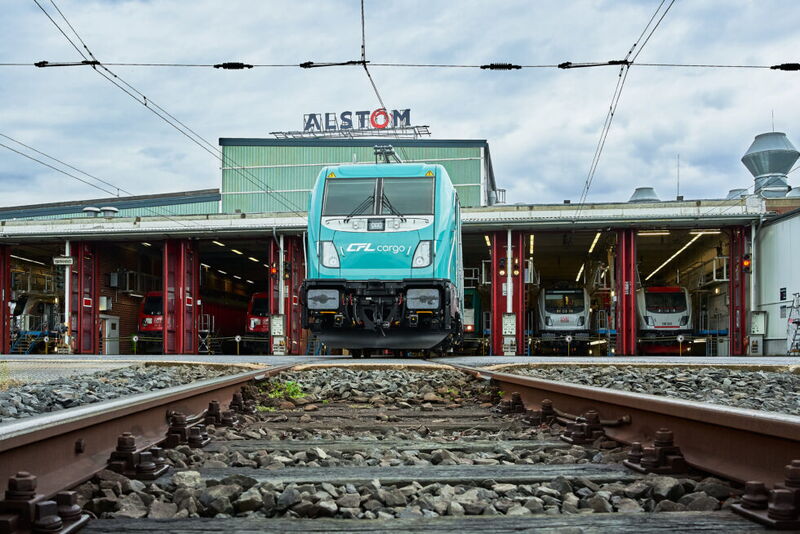 Hier geht es auf das Gleis: eine Impression vom Standort mit der Abteilung Inbetriebsetzung im Vordergrund.