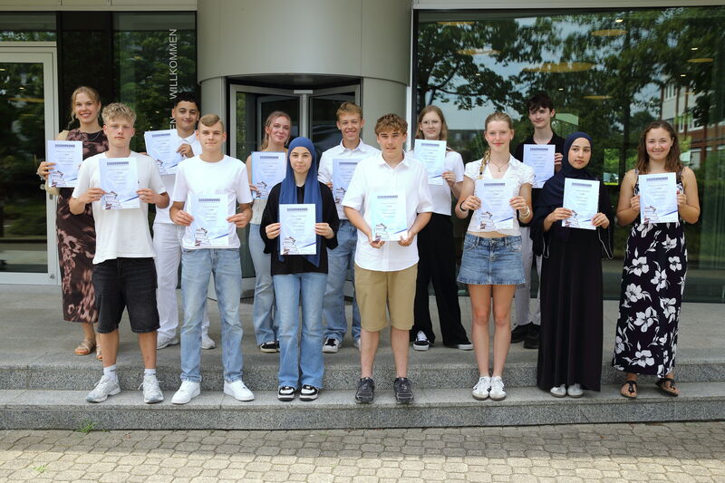 Die Siegerinnen und Sieger des Schülerwettbewerbs „Bester Praktikumsbericht“. (Foto: Thomas Rau)