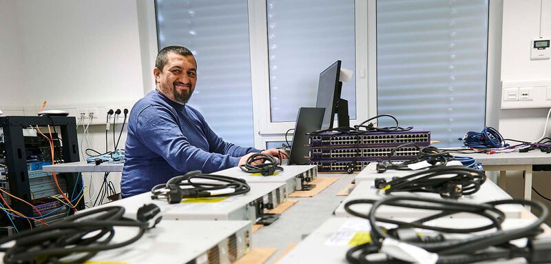 Konfiguriert für die Kunden sogenannte Switche, die Vermittlungsstellen innerhalb eines Computernetzwerks: Systemtechniker