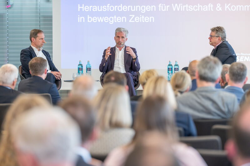 Thorsten Alsleben und Boris Palmer sprechen mit Rainer Welzel über die Wirtschaftspolitik. (Foto: Julia Reisinger)