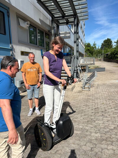 Die Teilnehmer probierten E-Fahrzeuge aus.