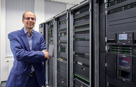 IT-ler aus Leidenschaft: Michael Klahn an einem Computer im Fujitsu-Democenter.