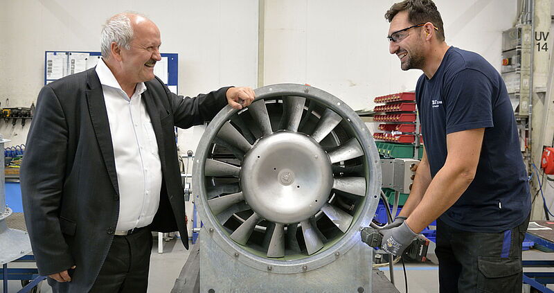 Arbeiten am Entrauchungsventilator: Industriemechaniker im Gespräch mit Hartmut Brandau.