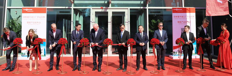 Mit der Familie im Einsatz: Die Geschwister Katharina und Max Viessmann (Zweite und Dritter von links) eröffnen mit ihrem Vater Martin (Vierter von rechts) und mehreren Viessmann-Führungskräften im November ein Produktionswerk bei Schanghai.