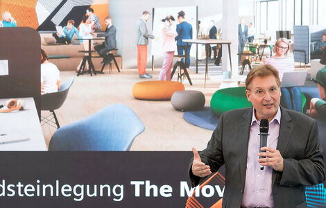 Neue Arbeitswelten, Uwe Bartmann bei der Vorstellung des neuen Siemens-Standorts in Frankfurt Gateway Gardens.