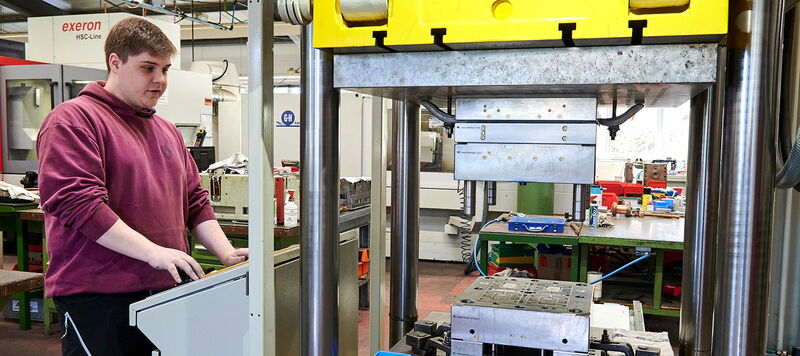 Ausbildung im Betrieb: Azubi Leon lernt Werkzeugmechaniker