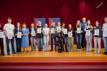 Gruppenfoto der Siegerinnen und Sieger mit Ute Schwarzenberger, ehrenamtliche Stadträtin von Hanau, und Joachim Bauer, Leiter des SCHULEWIRTSCHAFT-Arbeitskreises MKK-West/Hanau.