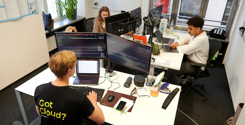 Immer nah am Kunden, um dort Clouds zu implementieren, Systeme zu unterstützen oder auch bei Problemen zu helfen: Das Team von meshcloud.