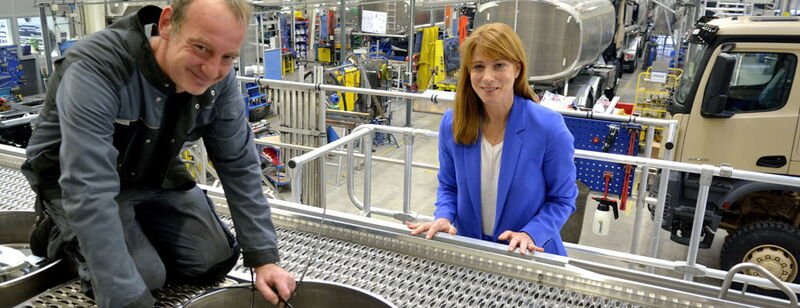 „Den größten Erfolg hat man in einem guten Team“, ist Julia Esterer überzeugt. Im Bild spricht sie mit Mechaniker Sven Tornow, der einen Tank für die Montage auf einen Tankwagen vorbereitet.