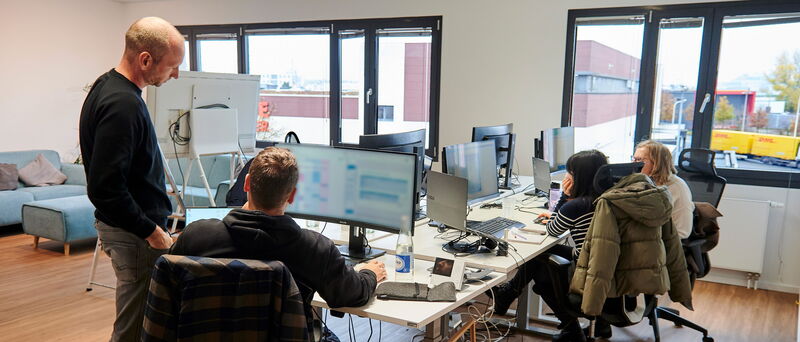 Auch im Vertrieb arbeiten bei etalytics IT­Spe­zialisten, da sie genau erfragen müssen, was ein neuer Kunde braucht