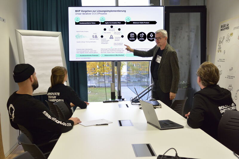 Gedankenaustausch: Die Umsetzung von Prozessen wird immer auch im Team diskutiert.