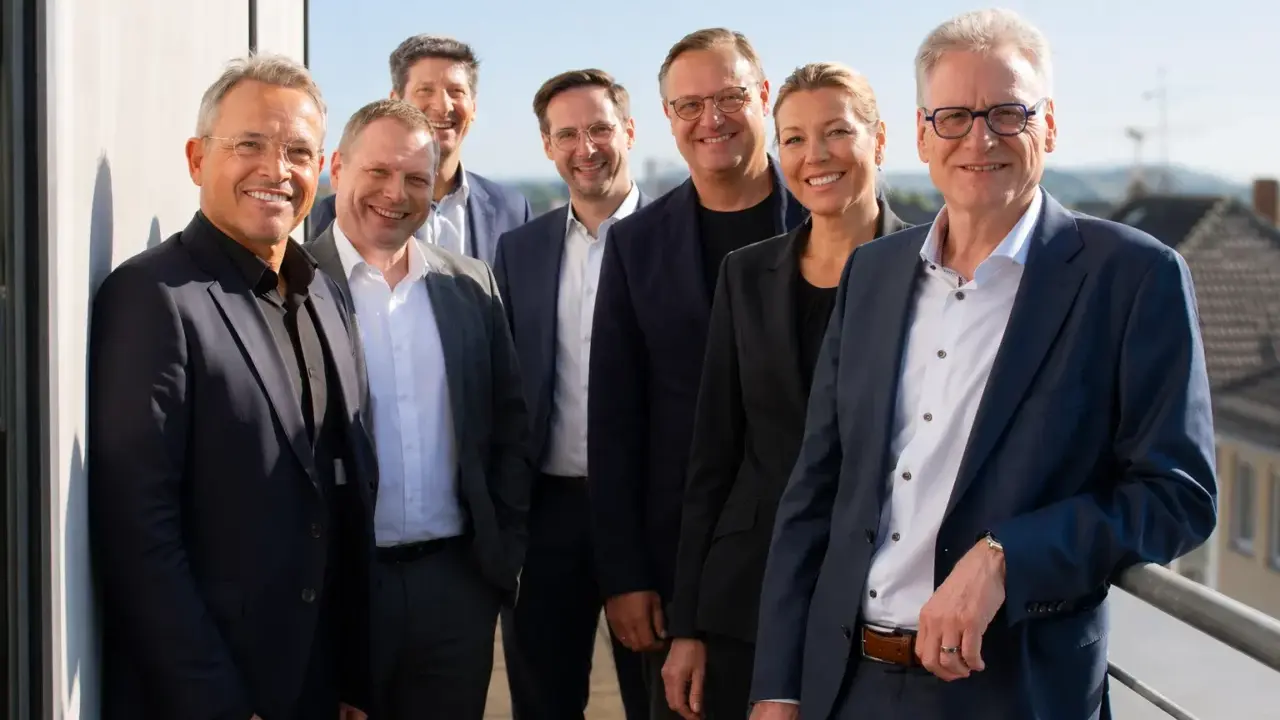 Vorstand und Geschäftsführung von HESSENMETALL Nordhessen, v. l.: Carsten Rahier, Dr. Hans-Friedrich Breithaupt, Christian Söllner, Moritz Bartling, Hauke Schuler, Coralie Zilch, Andreas Brand. Es fehlt: Karsten Stückrath