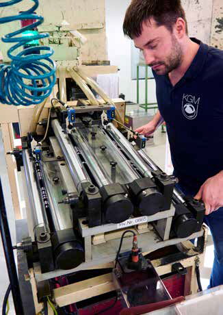 Spezialmaschine: Sebastian Landgraf, Leiter Endprüfung,  lässt hier Kugeln auf Tausendstel Millimeter genau prüfen