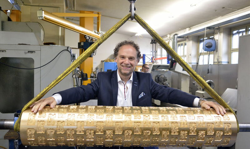 Zeigt stolz eine Gebäckformwalze für Spekulatius: Unternehmer Matthias Drees.