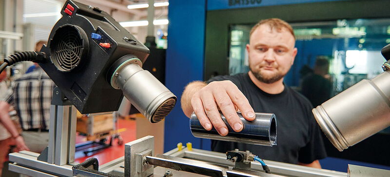 Gut verpackt: Produktionsmitarbeiter beim Einschweißen von Seeger-Ringen in Folie. Künftig soll das automatisch erfolgen