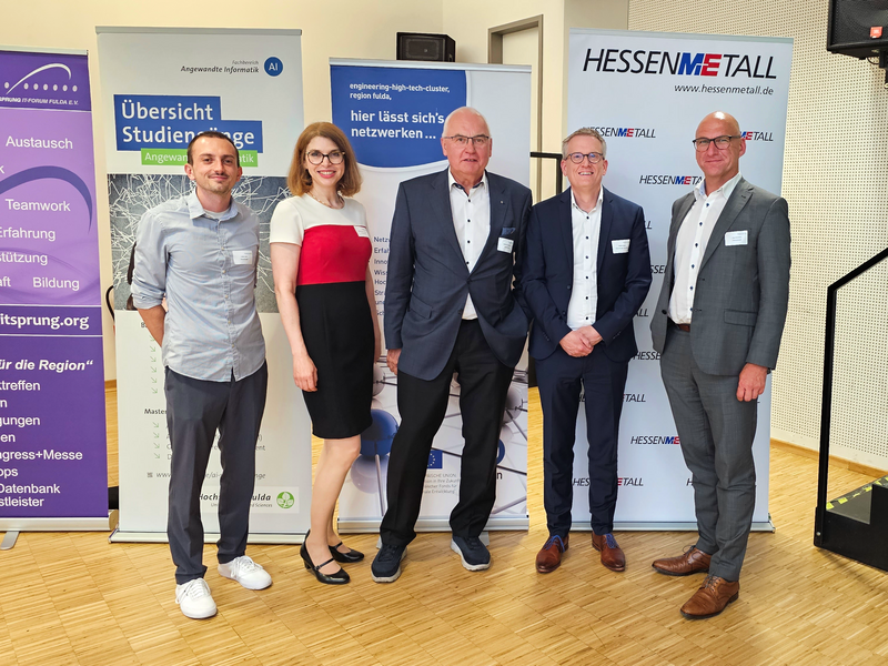 Lukas Lanz, Katja Farfan, Joachim Jungbluth (Geschäftsführer Bezirksgruppe Offenbach und Osthessen), Stefan Katzer (Head of Engineering Center thyssenkrupp Automotive Body Solutions) und Jörg Hermann (von links)