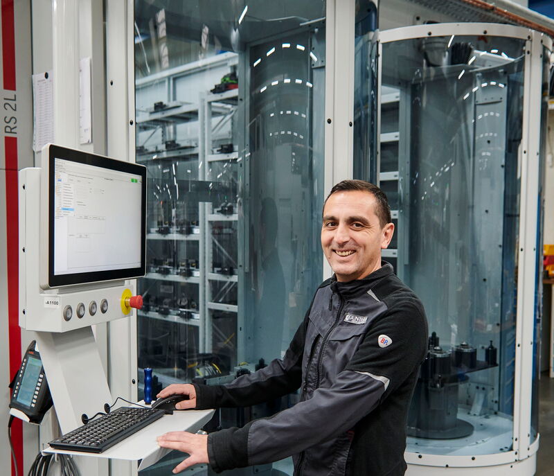 Großinvestition: Mehrere hunderttausend Euro kostete die Robotikanlage, die rund um die Uhr zwei Zerspanungsmaschinen bestückt