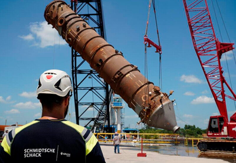 Am Haken: Ein Synthesegaskühler auf dem Weg zu einer neuen Industrieanlage in Kalifornien.